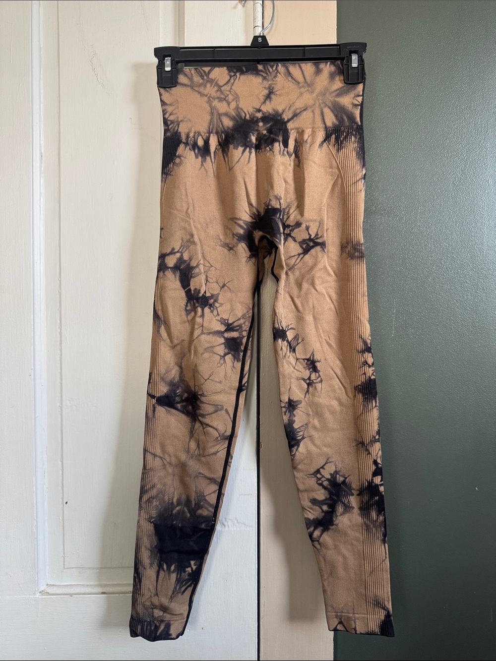 High-Waist Tie-Dye Leggings in Tan and Black